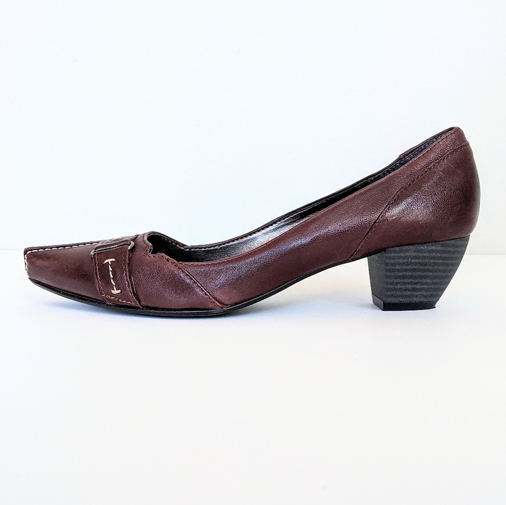 BNWOT Bata Brown Leather Pumps